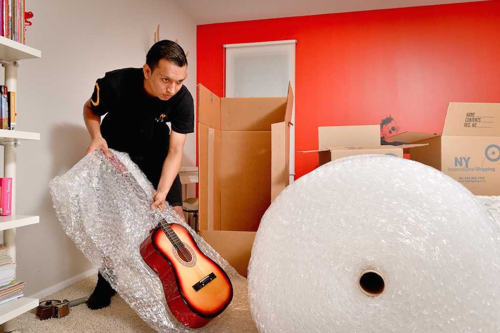 NY Moving Packing Guitar 